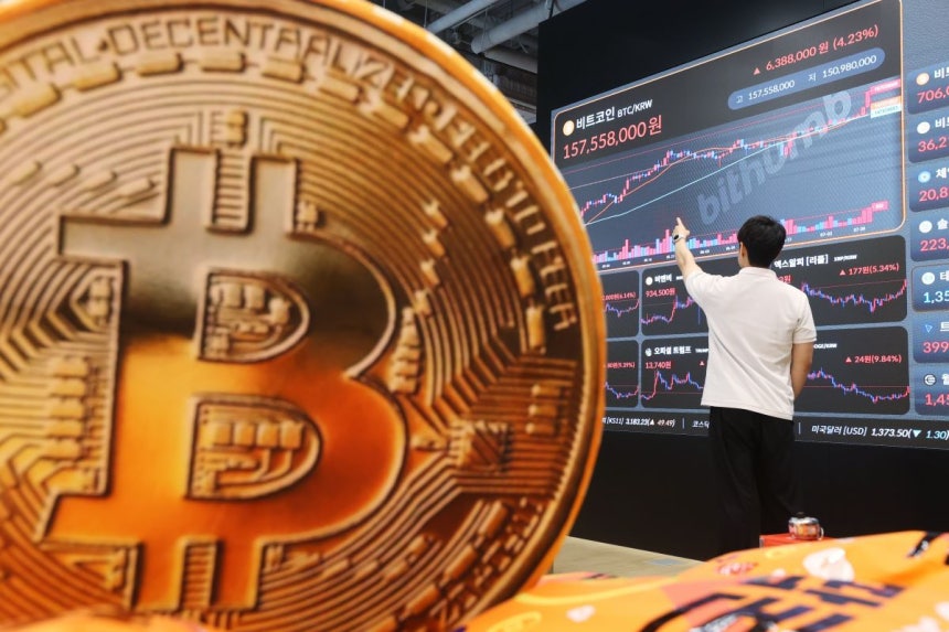 지난해 7월 11일 서울 서초구 빗썸라운지에 암호화폐 시세가 표시돼 있다.연합뉴스