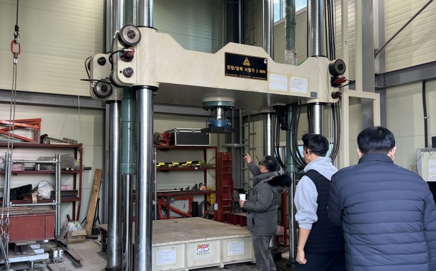 유등교 가설교량 복공판에 대한 품질 검사가 진행되고 있는 모습.대전시 제공