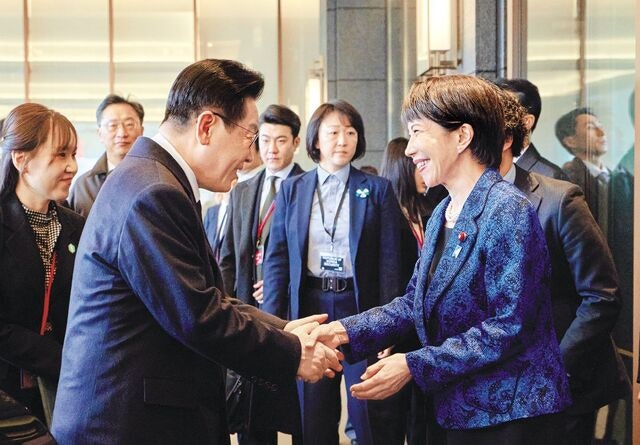 다카이치 ‘호텔 앞 마중’·李는 보라색 넥타이… 깜짝 드럼 합주도