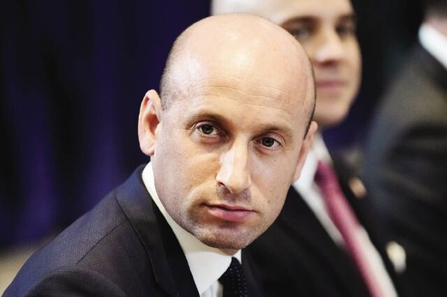 스티븐 밀러 백악관 정책 담당 부비서실장은 트럼프 행정부의‘기획자’로 불리는 막후 실세 중 한 명이다.사진은 그가 지난해 10월 말레이시아 쿠알라룸푸르에서 열린 아세안정상회의에 참석한 모습.AP연합뉴스