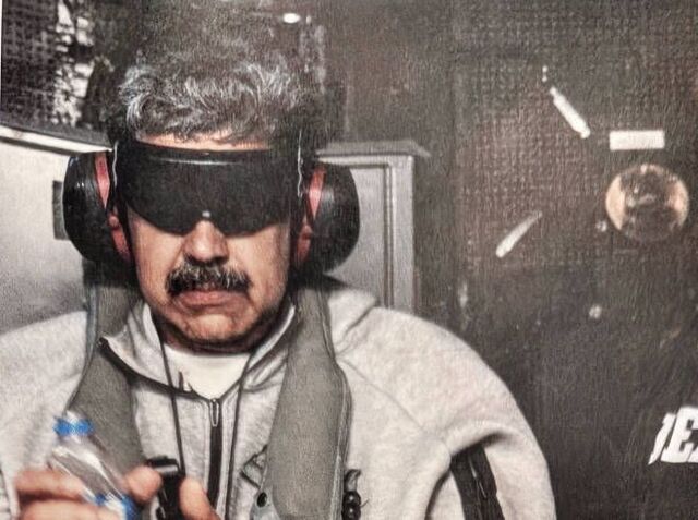 지난 4일(현지시간) 니콜라스 마두로 베네수엘라 대통령이 미군에 체포된 후 압송되는 장면.AP연합뉴스