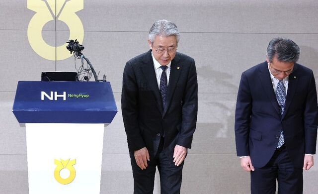 고개 숙인 강호동 “농민신문 회장·재단 이사장직 사임”