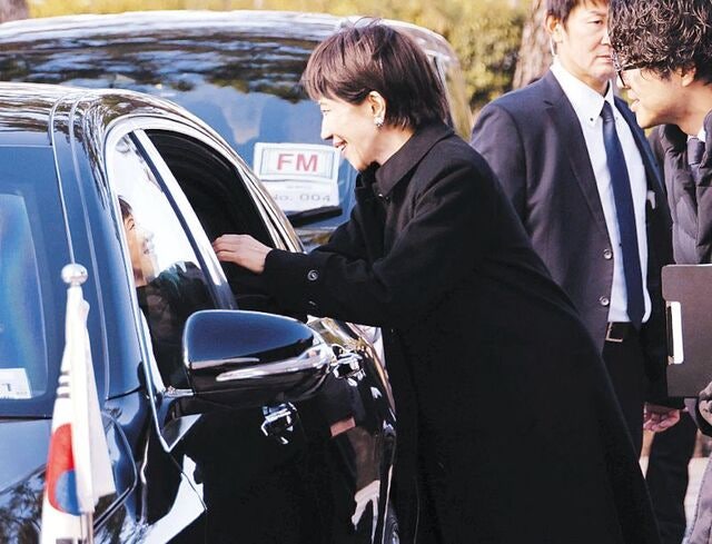 다카이치   또 먼저와 반갑게 악수… 李 “아우, 손이 차다”