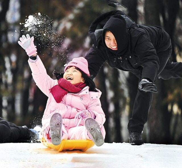 [포토 카페] 눈밭을 가르는 웃음