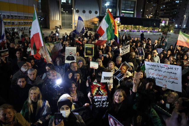 이스라엘계 이란인들이 14일(현지시간) 이스라엘 중부 홀론에서 이란 반정부 시위를 지지하는 집회를 열고 있다.아래쪽 사진은 같은 날 이란 수도 테헤란에서 시위대와의 충돌로 사망한 군경 100여명을 위한 장례식이 진