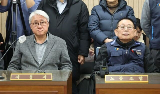 14일 서울지방노동위원회에서 열린 특별조정위원회 2차 사후 조정회의에 박점곤(오른쪽) 서울시버스노동조합 위원장과 사측인 김정환 서울시버스운송사업조합 이사장이 노사 대표로 참석해 있다.연합뉴스