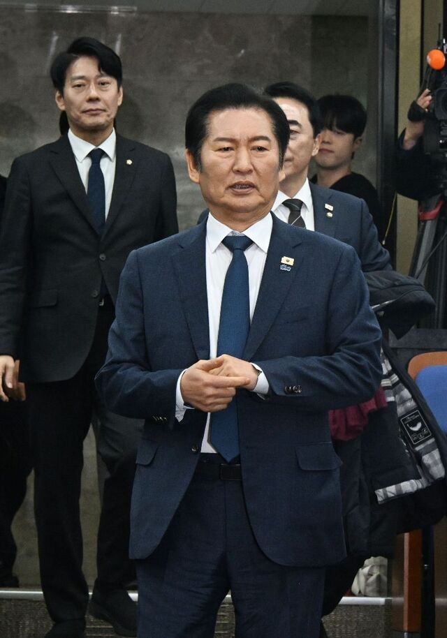 정청래 더불어민주당 대표가 15일 국회에서 열린 의원총회에 참석하고 있다. 이날 의총에선 입법예고된 공소청·중수청 설치법 정부안이 검찰개혁 후퇴라는 비판이 쏟아졌다. 이병주 기자