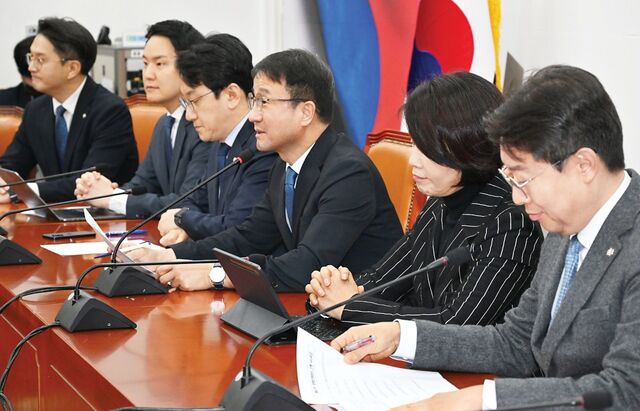 한병도(오른쪽 세 번째) 신임 더불어민주당 원내대표가 15일 국회에서 열린 정책조정회의에서 발언하고 있다. 민주당 코스피5000특별위원회 소속 의원들은 국회에서 ‘상법 개정에 따른