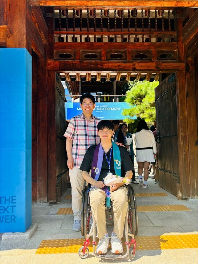 박진성씨(오른쪽)가 지난 8월 서울 종로구 태재대에서 아버지 박형우 목사와 함께 찍은 모습.박씨는 부상 이후 이 대학에 입학했으며,현재 글로벌 프로그램을 통해 미국에서 공부하고 있다.박씨 제공