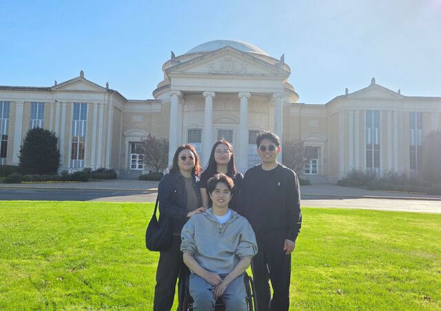 최근 미국에서 가족들과 여행하며 기념 촬영한 모습.