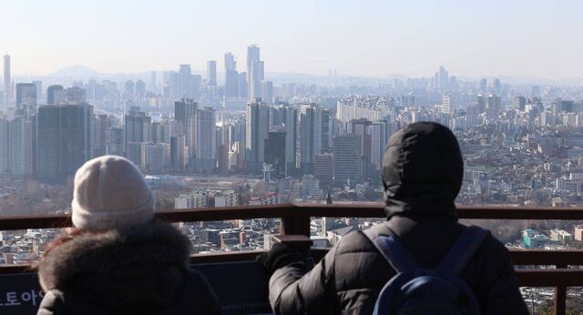 지난 8일 서울 남산 전망대를 찾은 시민들이 아파트가 빼곡한 풍경을 바라보고 있다.연합뉴스
