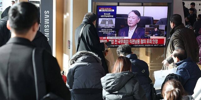 지난 16일 서울역 대합실에서 시민들이 고위공직자범죄수사처(공수처) 체포 방해 등 혐의로 기소된 윤석열 전 대통령에 대한 1심 선고 공판 생중계를 보고 있다.이날 재판부는 윤 전 대통령에 징역 5년을 선고했다.연