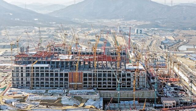 20일 경기도 용인 처인구 원삼면 용인 반도체 클러스터 일반산업단지 공사현장에서 분주하게 공사가 진행되고 있다.미국 트럼프 행정부는 최근 자국 내 공장을 짓지 않는 메모리 반도체 기업에 대해 100% 관세를 부과하