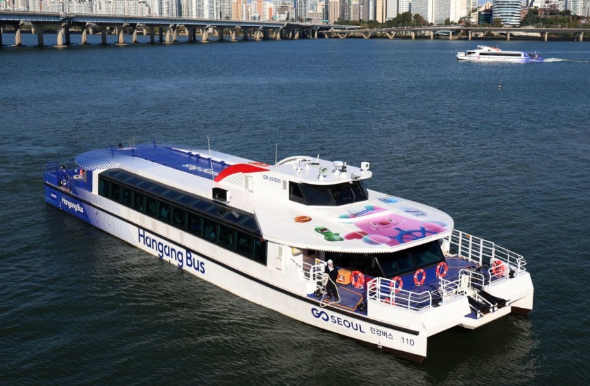지난해 11월 1일 운항을 재개한 한강버스가 서울 영등포구 여의도선착장에 들어서고 있다. 뉴시스
