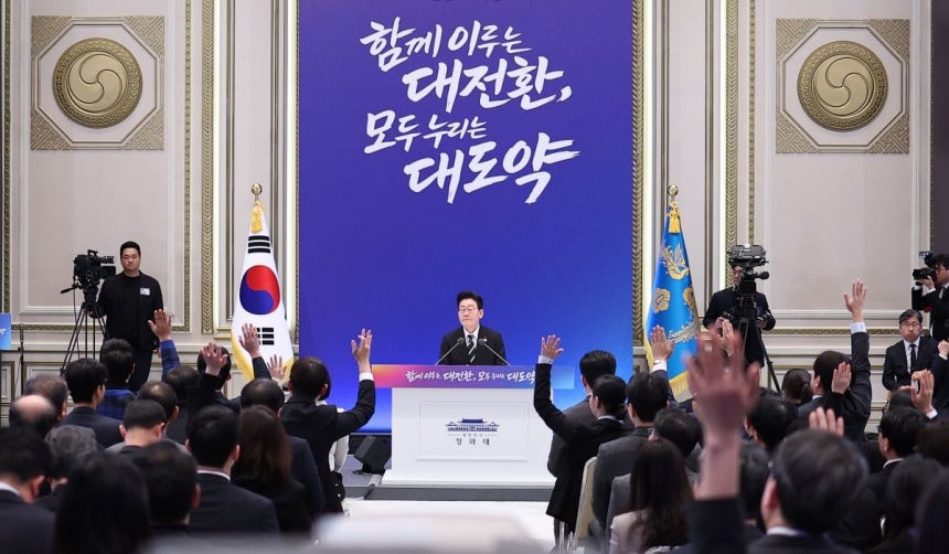 이재명 대통령이 21일 청와대 영빈관에서 진행된 신년 기자회견에서 기자들의 질문을 받고 있다.연합뉴스