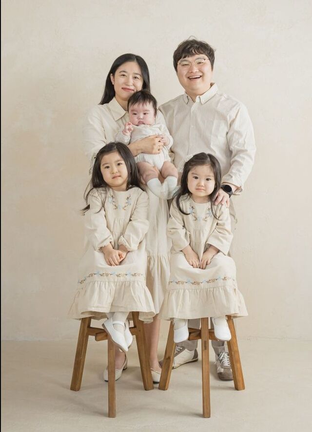 신동재 이은주 부부가 3남매와 함께 찍은 가족사진.