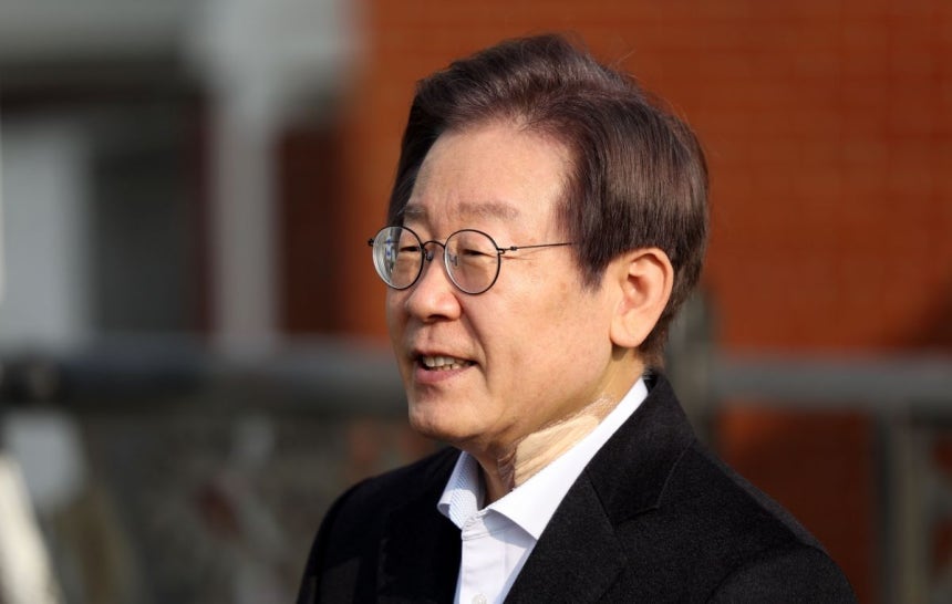 가덕도 테러를 당했던 당시 이재명 더불어민주당 대표가 2024년 1월 10일 서울 종로구 서울대병원에서 퇴원하며 입장을 말하고 있는 모습.뉴시스