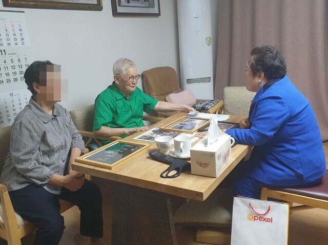 신천지 교주 이만희(가운데)씨가 2020년 11월 보석이 허가돼 수원구치소에서 석방된 직후 경기도 의왕 자택에서 이희자(오른쪽) 근우회장과 만나 대화하고 있다.독자 제공