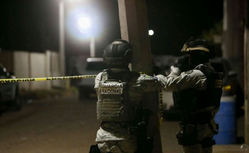 멕시코 과나후아토주 살라망카시의 한 축구장에서 발생한 총격 사건으로 11명이 숨지고 12명이 다쳤다. 치안당국 관계자들이 사건 현장에 통제선을 설치하고 있다. AFP연합뉴스