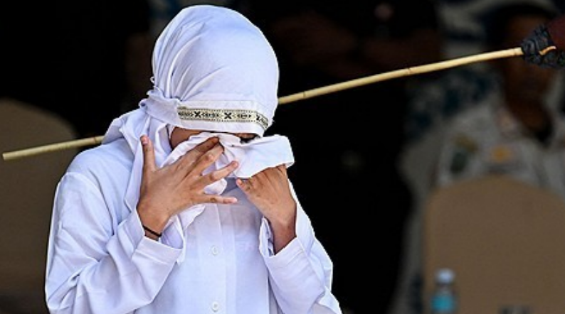 태형이 집행되자 눈물 흘리는 인도네시아 여성. AFP연합뉴스