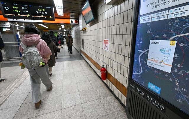 십자가 없는 지하철 광고판… 교회 약도만 덩그러니