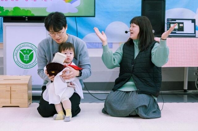 [오늘의 포토 픽] 사랑스러운 헌금위원의 깜찍봉사