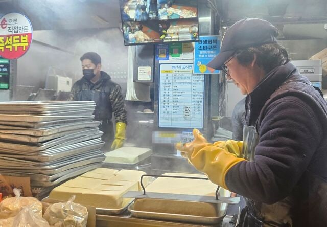 “신선식품 찾는 손님 끊길 듯”… 시장 두부 상인 ‘한숨’