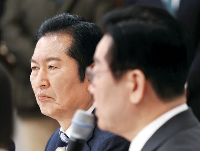 정청래 더불어민주당 대표가 지난달 16일 청와대 상춘재에서 열린 정당 지도부 초청 오찬에서 이재명 대통령의 발언을 듣고 있다. 민주당이 주요 현안마다 독자적인 결정을 내린 것에 청와대가 불쾌감을 표현하면서 당청 관계