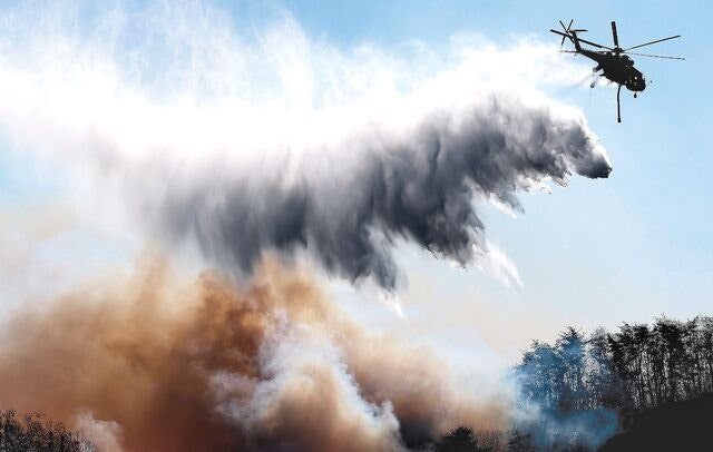 경주 문무대왕면 산불 진화 안간힘… 강풍·송전탑에 난항