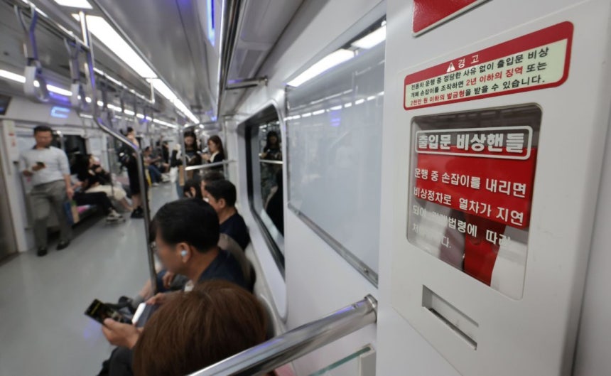 지난해 6월 서울지하철 5호선 열차 내부 모습. 연합뉴스