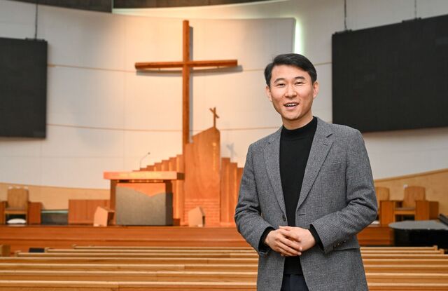 고은범 새노래명성교회 목사가 최근 경기도 하남의 교회 본당에서 환하게 웃고 있다. 하남=신석현 포토그래퍼