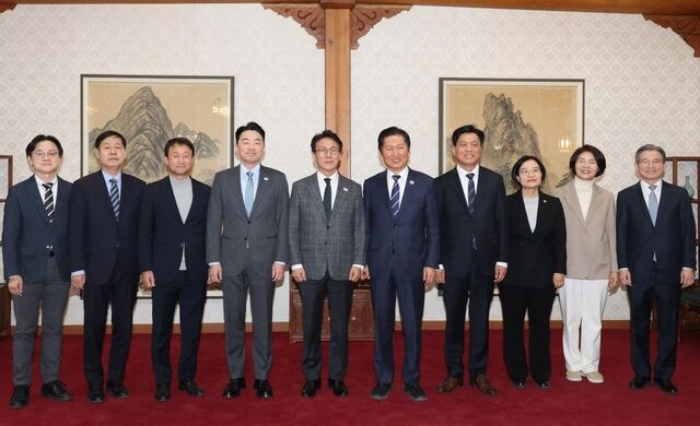 당정청 “부동산감독원 설치… 대형마트 새벽배송도 손질”