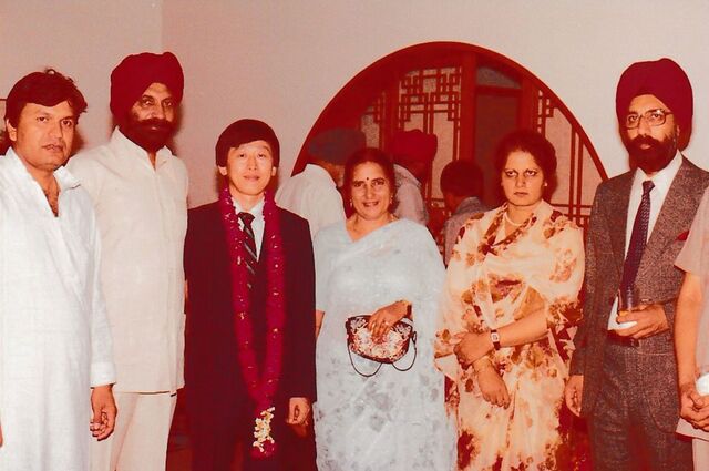 김하중(왼쪽 세 번째) 전 통일부 장관이 1985년 8월 주인도대사관 이임 송별회에서 타를로찬 싱(왼쪽 두 번째) 등 현지 정부 관계자와 함께한 모습. 싱은 뉴델리 아시안게임과 채