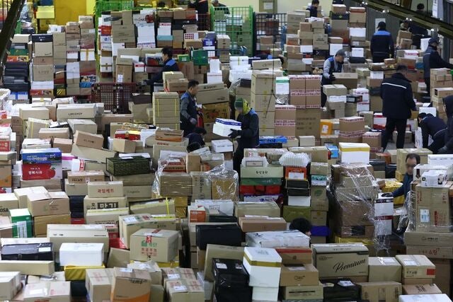 [포토] 설 앞두고 ‘택배 전쟁’