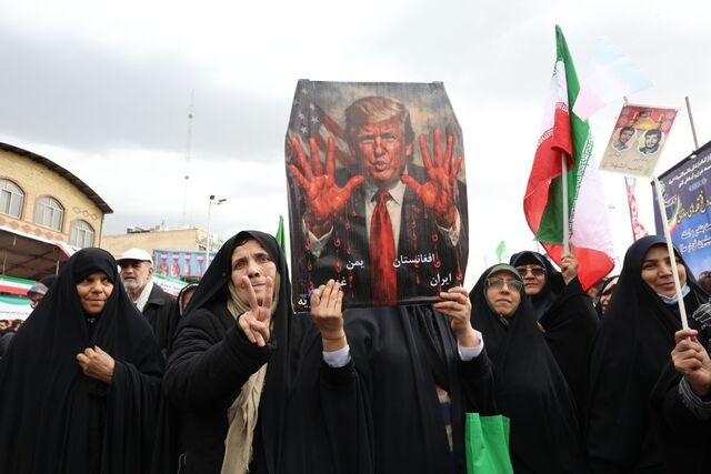 “핵무기는 절대 안 된다”… 트럼프, 이란에 항모 추가 배치 검토