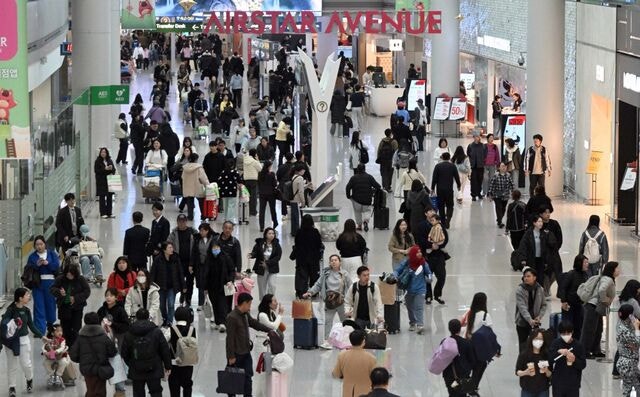 [포토] 설 연휴 앞두고 북적이는 인천공항