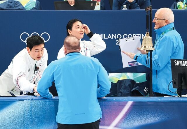 심판에 지폐 내민 코치… 매수 아닙니다