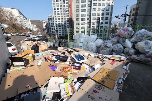 [포토] 설 연휴 동안 쌓인 재활용 쓰레기