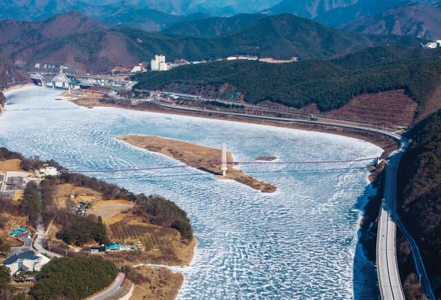 내륙관광의 중심지 충북 단양… 출렁출렁~ 강물 위 걸어서 ‘기적의 섬’으로