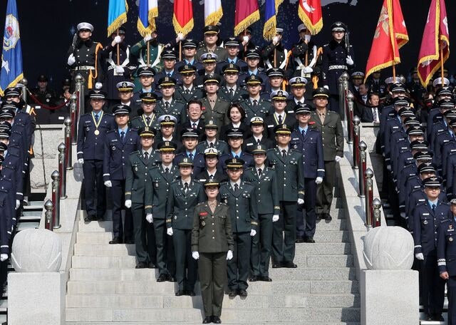 [포토] 이 대통령 "3군 사관학교 통합 필요"