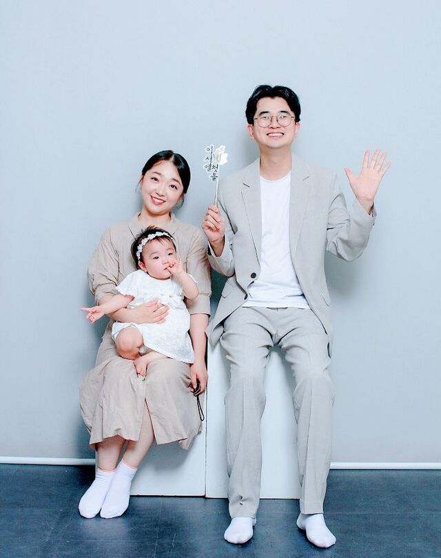 이겨라 김하늬 부부가 지난해 7월 딸 시엘양의 돌을 기념해 촬영한 사진. 부부 제공