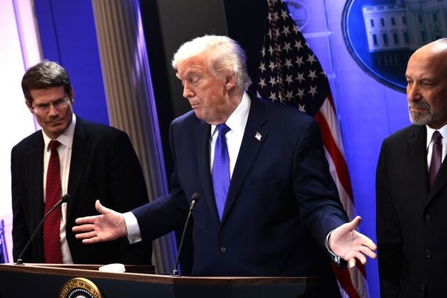 법에 막힌 관세, 이민 단속은 역풍… 트럼프 ‘양대 축’ 흔들린다