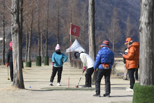 지난해 2월 열린 2025 시즌 오픈 전국 파크골프 대회 모습. 화천군 제공