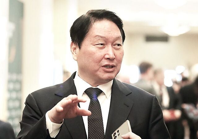 최태원 “괴물칩 HBM 생산량 늘려야”… “올 영업이익 1000억 달러 넘을 수도”