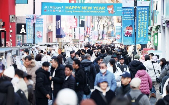 역대 최장 춘절 ‘25만 중국인’ 몰려온 명동 ‘들썩들썩’
