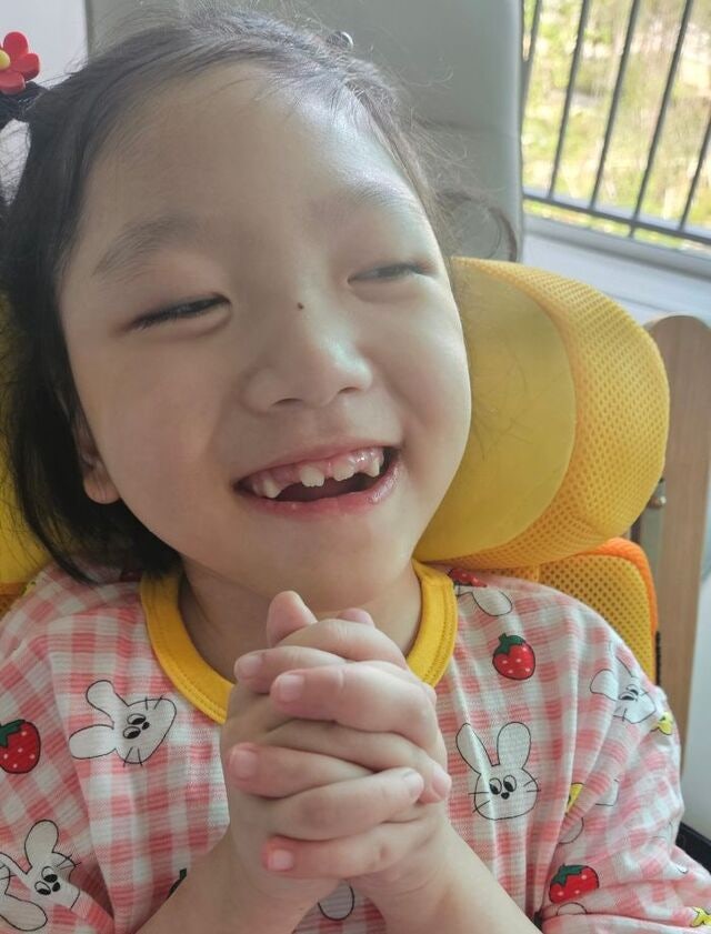 [기적을 품은 아이들 <98>] 카메라 렌즈 향해 미소… 세상에 반응하는 10살