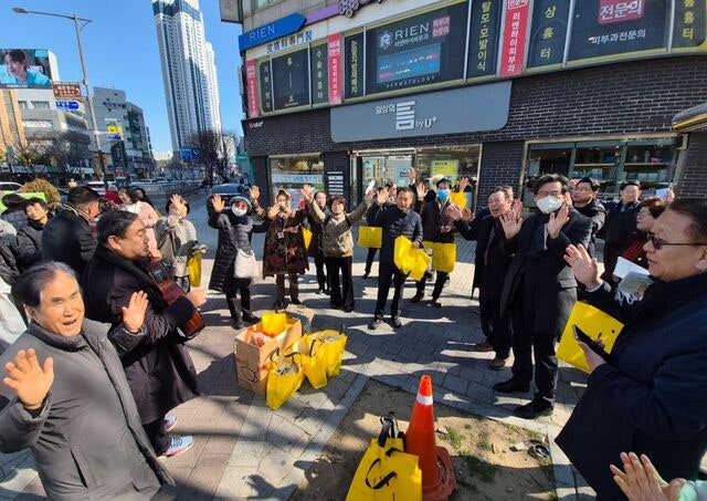 부산 교회·행정복지센터 “복음화 함께하자” 연합 거리전도 펼쳐