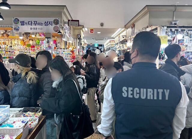 서울 동대문종합시장 액세서리 부자재 상가에 지난 19일 ‘볼꾸’(볼펜꾸미기)를 하러 찾아온 방문객들로 붐비고 있다.