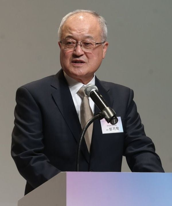 ‘노스페이스’ 들여온 성기학 회장, 계열사 82곳 빠뜨려 검찰 고발