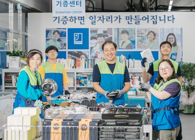 굿윌스토어 밀알백석점 장애근로인들이 경기도 고양 매장에서 물품을 정리하고 있다. 밀알복지재단 제공